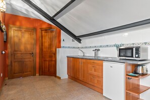 Fridge, microwave, stovetop, coffee/tea maker