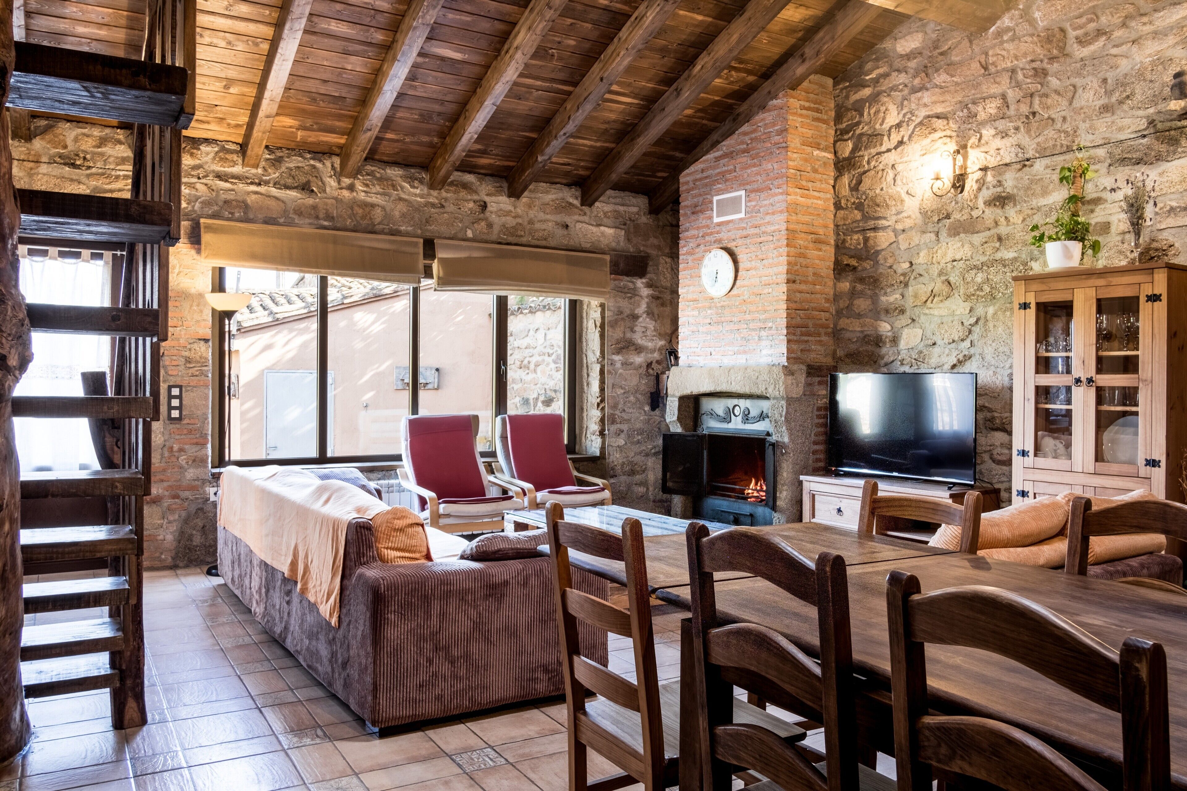 Televisión y chimenea 