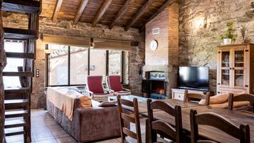 Televisión y chimenea