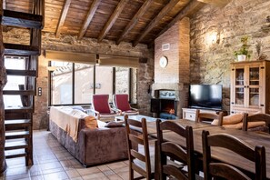 Een televisie en een open haard