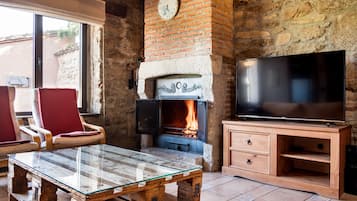 Televisión y chimenea