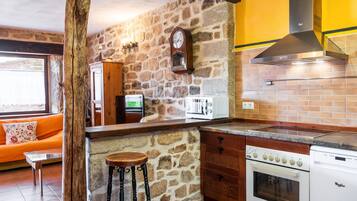 Frigorífico, microondas, horno y placa de cocina