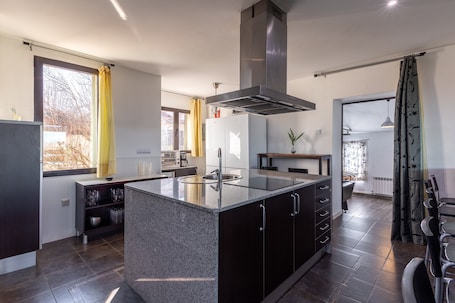 Frigorífico, microondas, horno y placa de cocina. Casa rural 'El Arrebol' con vistas a la montaña, terraza privada y Wi-Fi