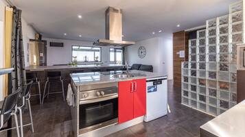 Een koelkast, een magnetron, een oven, een kookplaat