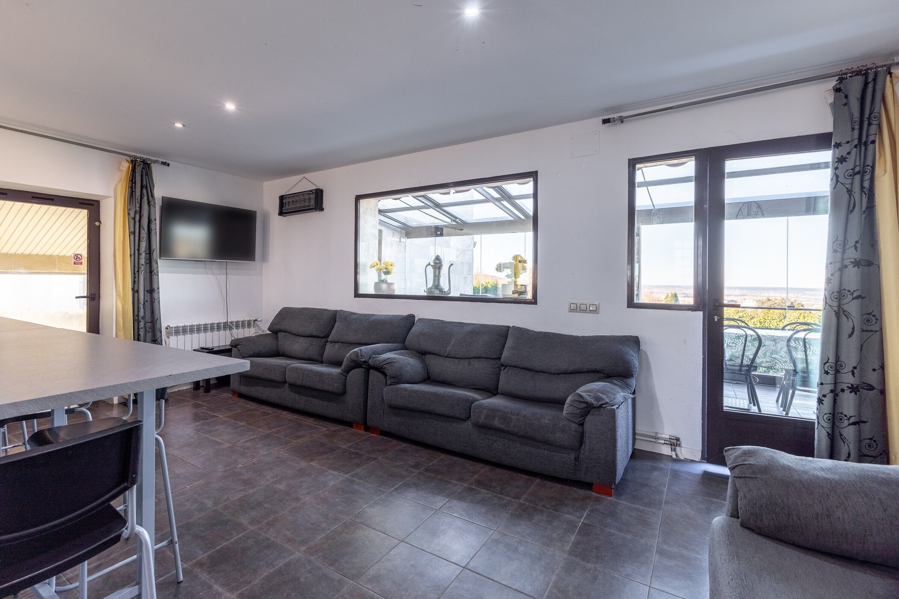 TV, mesa de pingue-pongue, aparelho de som