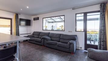 TV, mesa de pingue-pongue, aparelho de som