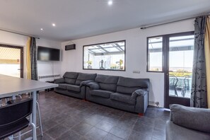 Televisión, tenis de mesa y estéreo 