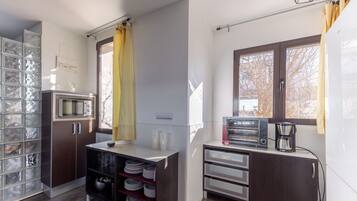 Køleskab, mikrobølgeovn, ovn, kogeplade