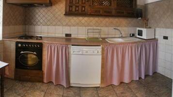 Kylskåp, mikrovågsugn, ugn och spishäll