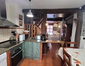 Frigorífico, microondas, horno y placa de cocina