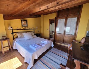 3 slaapkamers, een strijkplank/strijkijzer, gratis wifi, beddengoed