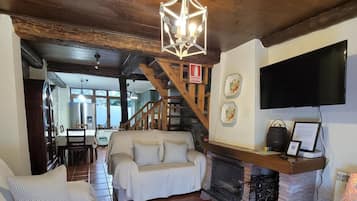 Een televisie en een open haard