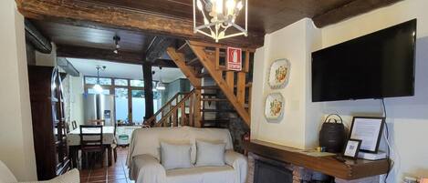 Televisión y chimenea