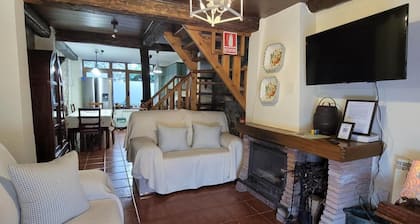 Casa Rural El Camino, Molinaseca, El Bierzo – Mountain Views & Terrace