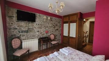 3 slaapkamers, een strijkplank/strijkijzer, gratis wifi, beddengoed