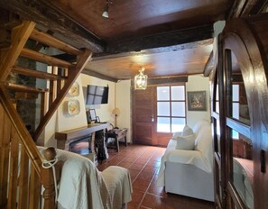 Una televisión, una chimenea