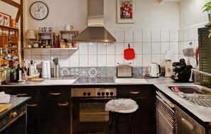 Kjøleskap, kokeplater, oppvaskmaskin og kaffetrakter/tekoker