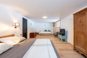 3 slaapkamers, een strijkplank/strijkijzer, gratis wifi, beddengoed