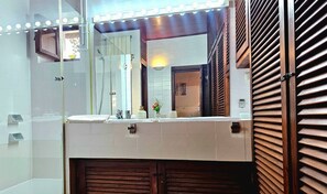 Shower, hair dryer, towels - Villa 'Ses Casetes Ibiza' with Mountain View, Wi-Fi and Air Conditioning (Illes Balears)
