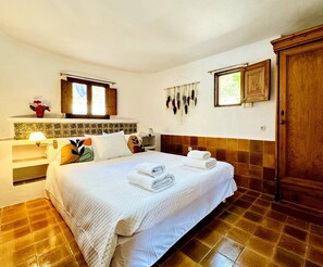 6 bedrooms, iron/ironing board, free WiFi, bed sheets
