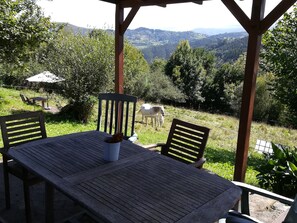 Outdoor dining - Holiday Home 'Sira' with Mountain View, Private Terrace and Wi-Fi (Villaviciosa)