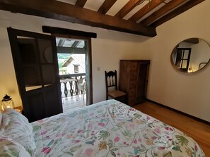 2 bedrooms, iron/ironing board, free WiFi, bed sheets - Holiday Home 'Sira' with Mountain View, Private Terrace and Wi-Fi (Villaviciosa)