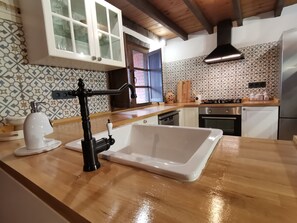 Kylskåp, mikrovågsugn, ugn och spishäll