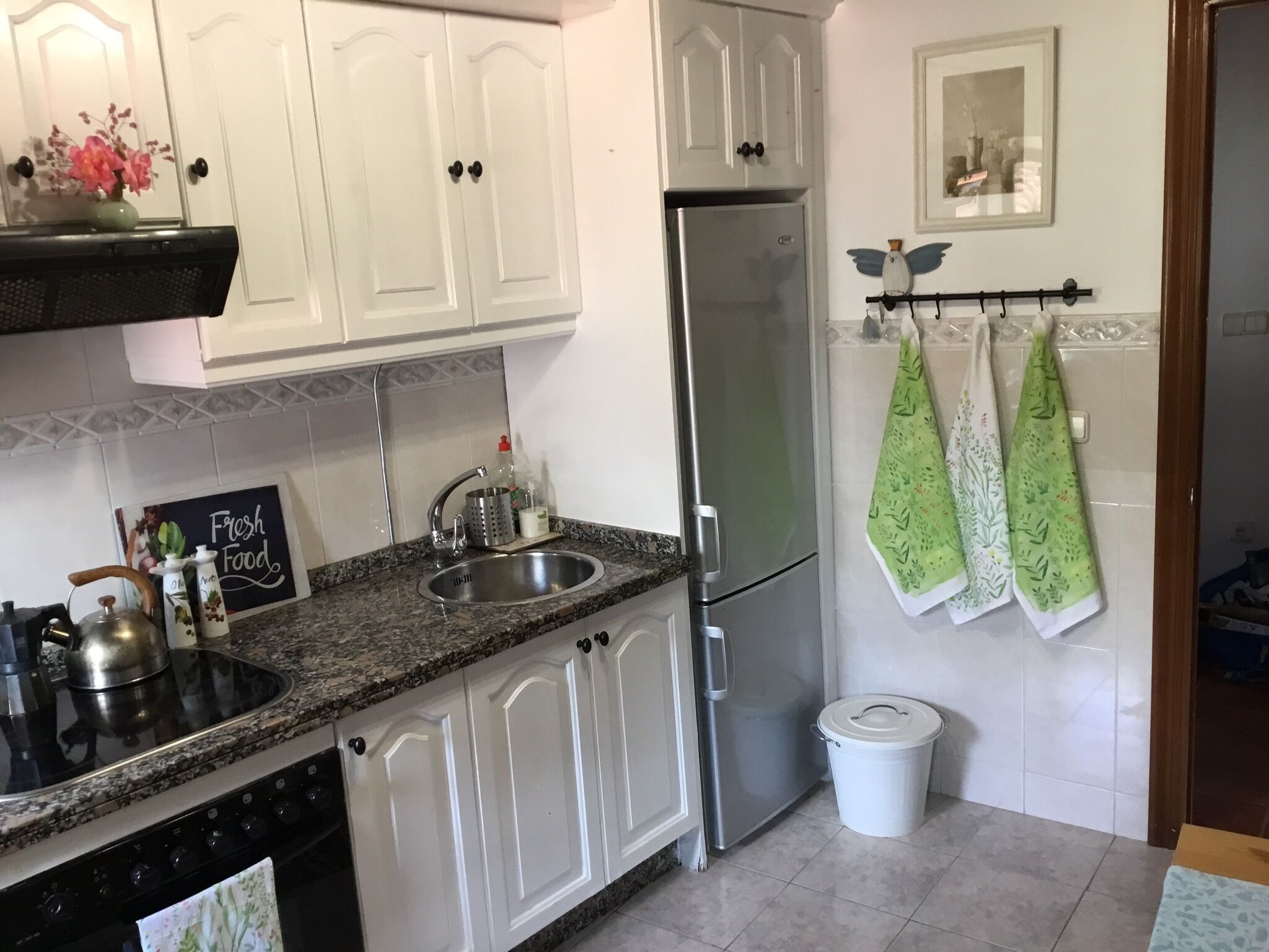 Réfrigérateur, four, plaque de cuisson, cafetière/bouilloire