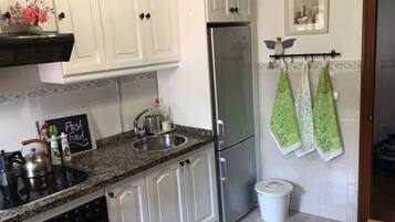 Geladeira, fogão, cooktop, cafeteira/chaleira