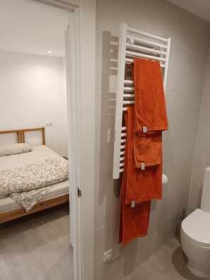 Shower, hair dryer, towels