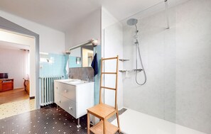 Douche, sèche-cheveux