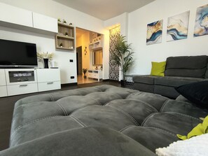 TV - Apartment 'Royal Residence' with Shared Garden, Wi-Fi and Air Conditioning (Padova)