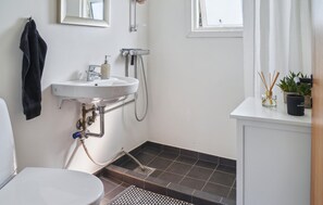 Shower - 2 bedroom amazing home in Spøttrup (Spøttrup)