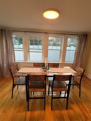 Dining - Spacious 4-bedroom with four and half bathrooms (Worcester)