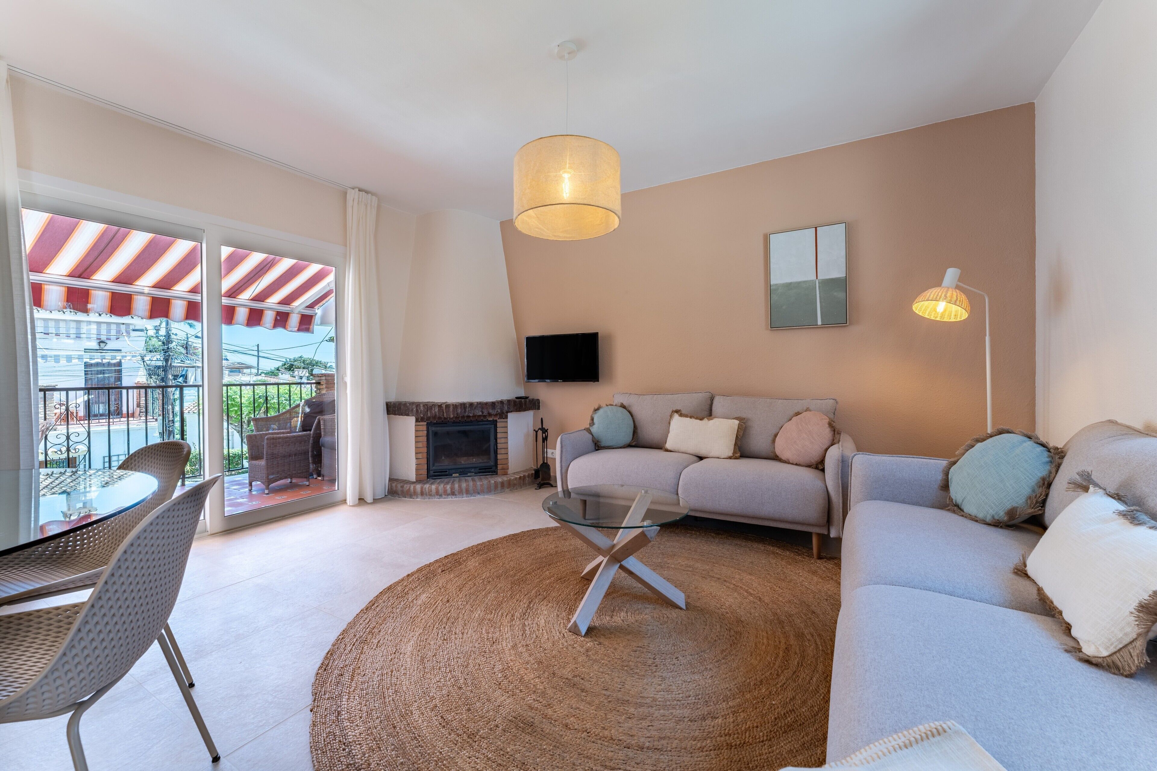 Télévision, cheminée