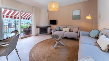 Télévision, cheminée