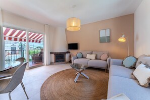 TV, fireplace - Holiday Home 'Feliz' with Sea View, Wi-Fi and Air Conditioning (Benalmadena)