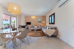 TV, fireplace - Holiday Home 'Feliz' with Sea View, Wi-Fi and Air Conditioning (Benalmadena)