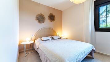 3 bedrooms, iron/ironing board, free WiFi, bed sheets