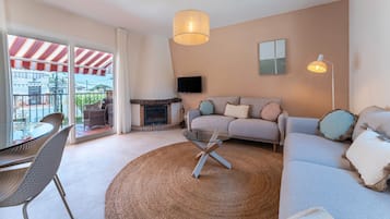 TV, fireplace
