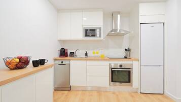 Frigorífico, microondas, horno y placa de cocina