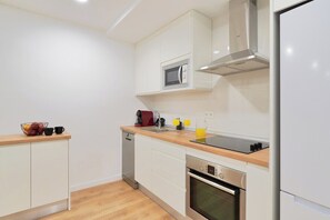 Fridge, microwave, oven, stovetop - Soho Alameda Art District (Málaga)