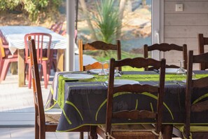 Outdoor dining - Holiday Home 'Grande Maison À 5min Des Plages' with Shared Pool, Terrace and Private Garden (Pouldreuzic)