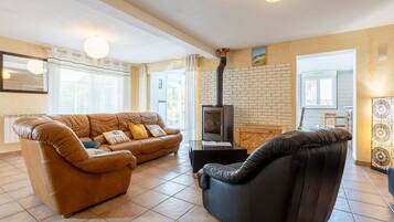 TV, fireplace, ping pong