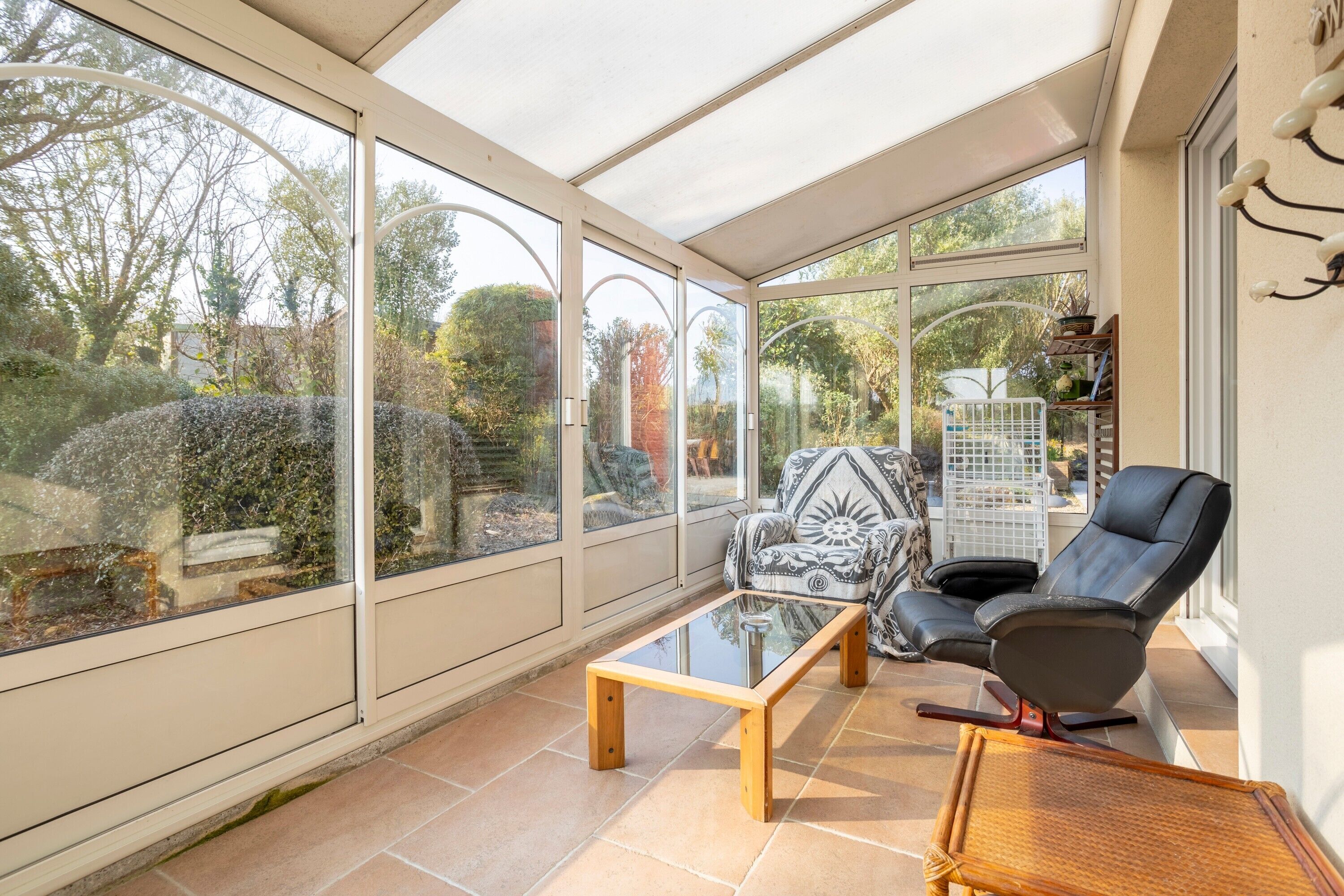 Tv, eldstad och ett bordtennisbord