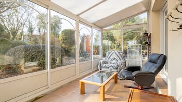 Tv, eldstad och ett bordtennisbord