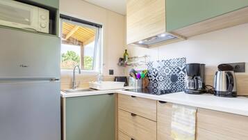 Fridge, microwave, stovetop, coffee/tea maker