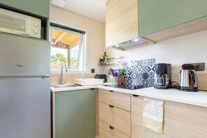 Geladeira, micro-ondas, cooktop, cafeteira/chaleira