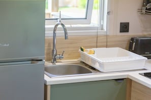 Refrigerador, microondas, parrilla de estufa y cafetera y tetera