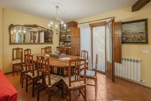Dining - Country House 'El Capricho De Ana' with Mountain View, Private Terrace and Wi-Fi (Neila De San Miguel)